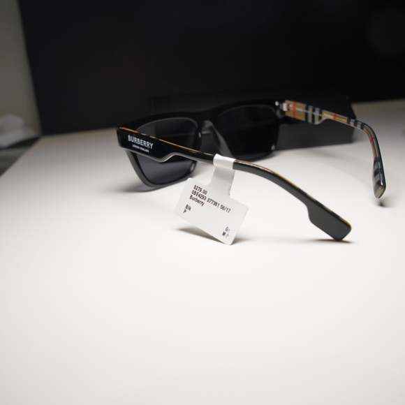 Burberry Shades - Picture 4 of 5
